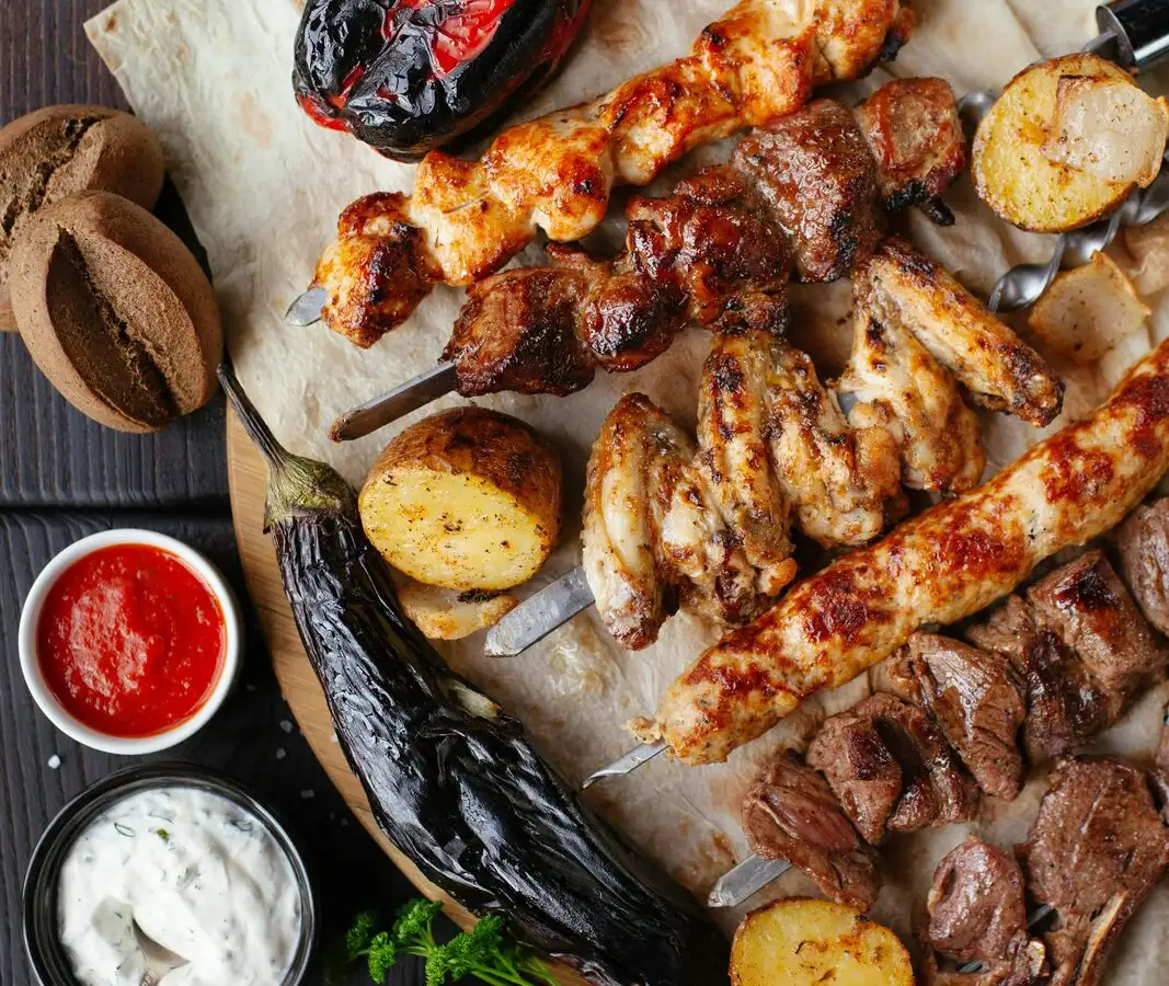 Vers gegrilde halal spiezen met sausjes en gegrilde groenten