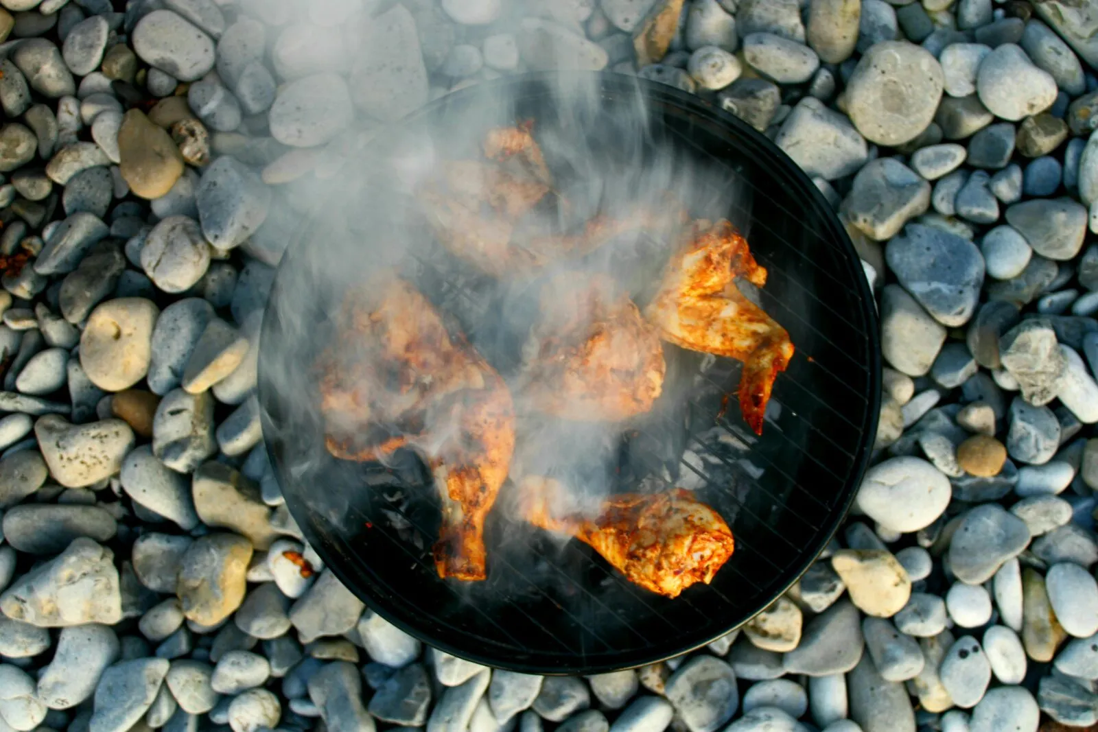 Grillmaster aan het werk op een BBQ op locatie
