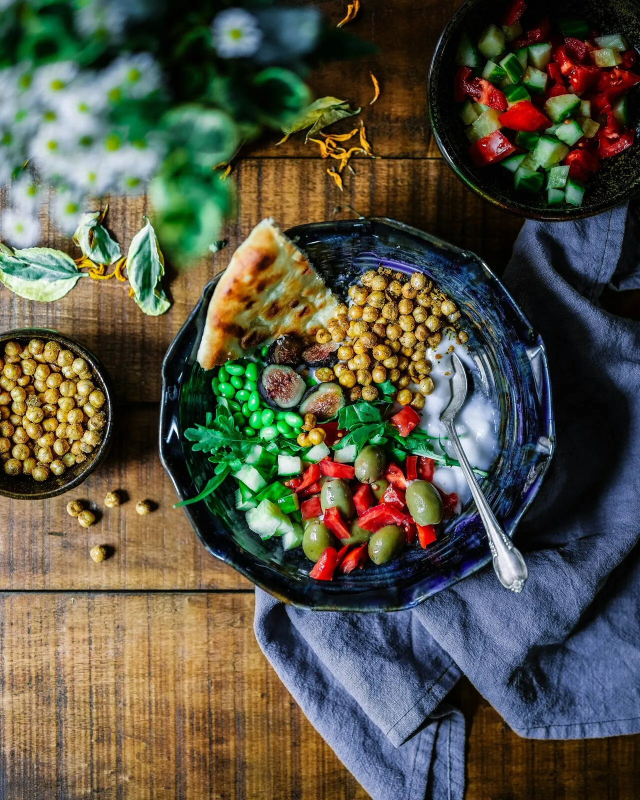 Mediterraans buffet met mezze en gegrilde groenten