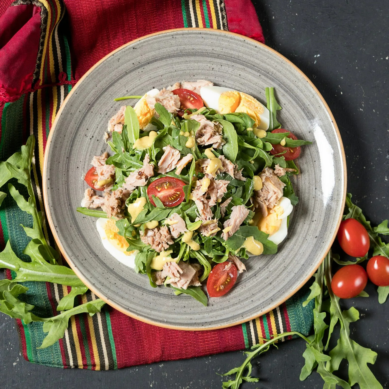 Verse salade met kleurrijke groenten